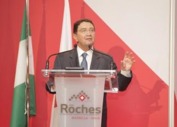 «La industria del turismo puede cambiar el mundo, dice el secretario general de la OMT ante los nuevos titulados de Les Roches Marbella